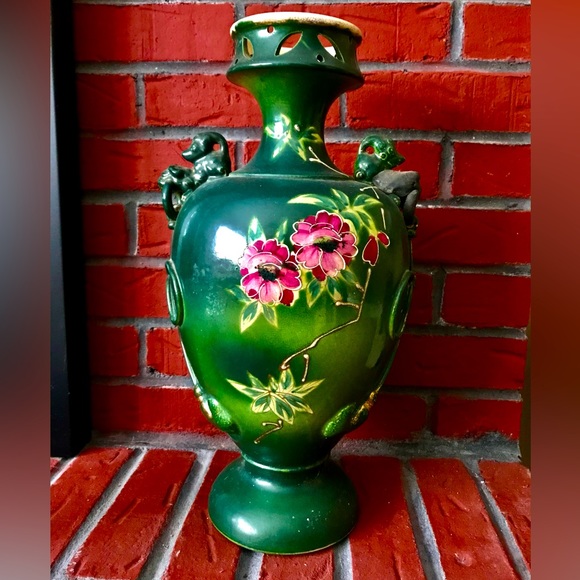 Emerald Green Exotic Design Medium Sized Vase - Picture 2 of 2